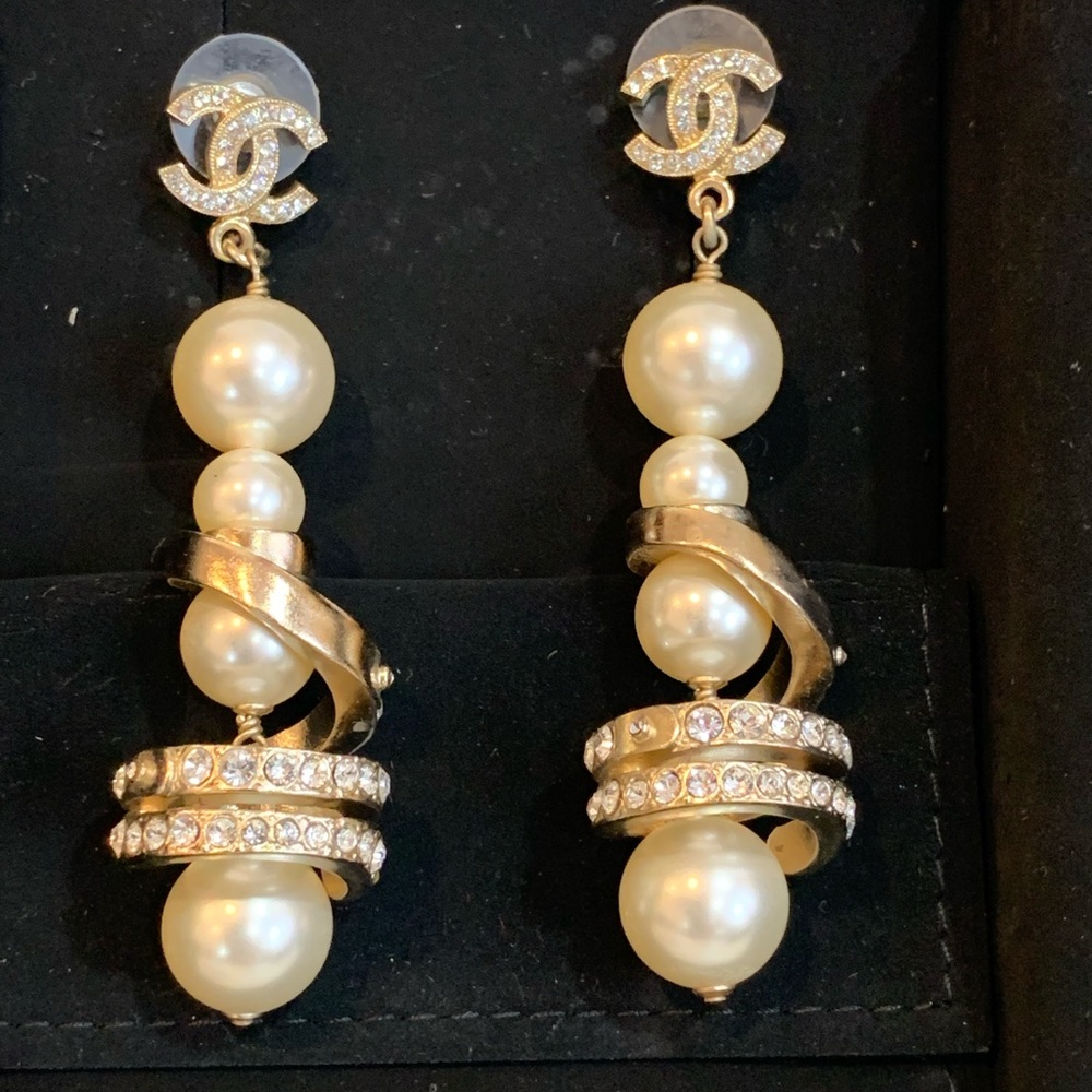 CHANEL Golden color Earrings with faux Pearl and White Crystals